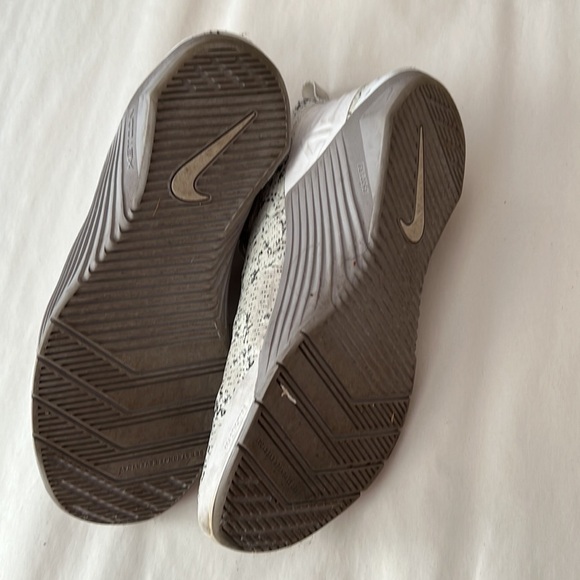 Nike l Size 10 Running Shoes - Picture 3 of 4